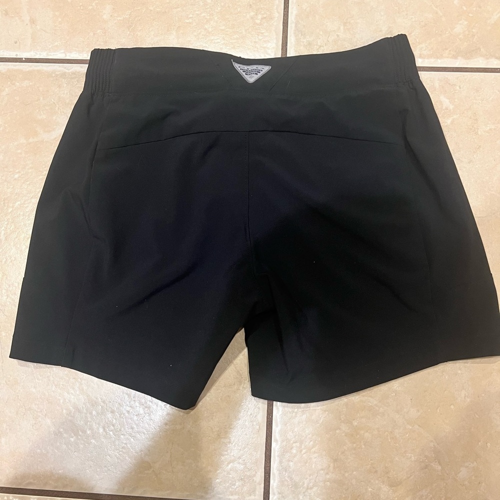 Columbia PFG Tidal II Women's Black Athletic Shorts with Zippered Pockets - Picture 2 of 2